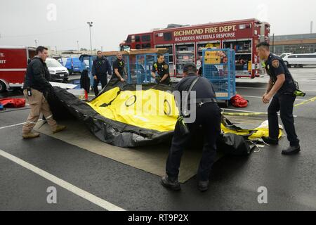 Membri del Richmond, California Fire Department lavoro per stabilire la decontaminazione chimica workstation prima di ricevere finti feriti durante il Bay Area esercitazione, Gennaio 31, 2019. La guardia nazionale civile ai team di supporto ha collaborato con le agenzie locali in una serie simulata incidenti chimici intorno a San Francisco Bay Area come parte di BAYEX, un week-end di formazione della durata di esercizio progettata per portare la risposta multipla agenzie insieme per migliorare l'interoperabilità nel corso di grandi catastrofi. (Guardia Nazionale Foto Stock