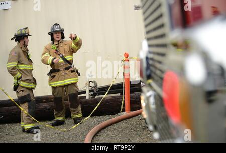 Membri del Richmond, California Fire Department lavoro per stabilire la decontaminazione chimica workstation prima di ricevere finti feriti durante il Bay Area esercitazione, Gennaio 31, 2019. La guardia nazionale civile ai team di supporto ha collaborato con le agenzie locali in una serie simulata incidenti chimici intorno a San Francisco Bay Area come parte di BAYEX, un week-end di formazione della durata di esercizio progettata per portare la risposta multipla agenzie insieme per migliorare l'interoperabilità nel corso di grandi catastrofi. (Guardia Nazionale Foto Stock