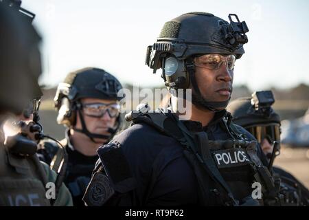 Una combinazione di aria e operazioni marine, ufficio di operazioni sul campo speciale team di risposta e Clayton County del Dipartimento di Polizia di partecipare in rapida formazione di corda da una CBP Black Hawk prima del Super Bowl LIII in Atlanta, Georgia. Foto Stock