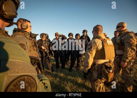 Una combinazione di aria e operazioni marine, ufficio di operazioni sul campo speciale team di risposta e Clayton County del Dipartimento di Polizia di partecipare in rapida formazione di corda da una CBP Black Hawk prima del Super Bowl LIII in Atlanta, Georgia. Foto Stock