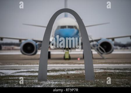 Un 932nd Airlift Wing C-40 attende per un equipaggio di volo dopo i preparativi per un volo di formazione durante il vortice polare, Jan 31, 2019, Scott Air Force Base, Illinois. Con la vicinanza di San Louis e il famoso Arco, l'ala è noto come il Gateway Wing battenti executive airlift missione a sostegno delle operazioni in tutto il mondo. Foto Stock