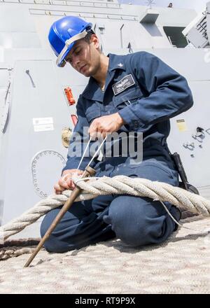 SINGAPORE (GEN. 31, 2019) di Boatswain Mate 3° di classe Ivan Naranjo, da Chicago, la riparazione di una linea di ormeggio sul castello di prua a bordo della San Antonio-classe di trasporto anfibio dock nave USS ancoraggio (23 LPD) mentre su una distribuzione dell'Essex anfibio gruppo pronto (ARG) e xiii Marine Expeditionary Unit (MEU). L'Essex ARG/XIII MEU è un capace e letale Navy-Marine Corps team distribuiti per la 7a flotta area di operazioni a sostegno della stabilità regionale, rassicurare partner ed alleati e mantenere una presenza postured per rispondere a qualsiasi crisi compresa tra assistenza umanitaria per contingenza oper Foto Stock