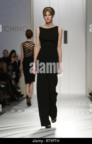 AltaRoma Autunno/Inverno 2019/2020 - Sabrina Persechino - passerella con: modello dove: Roma, Lazio, Italia Quando: 26 Gen 2019 Credit: IPA/WENN.com * * disponibile solo per la pubblicazione in UK, USA, Germania, Austria, Svizzera** Foto Stock