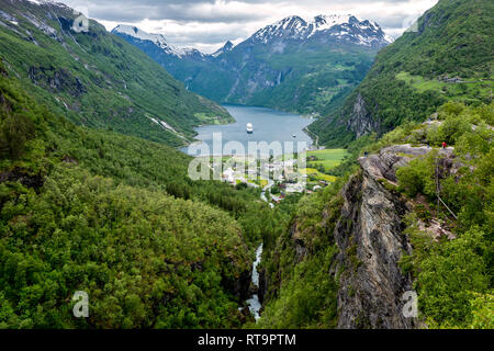 Vista del Geirangerfjord da Flydalsjuvet. Il fiordo è uno dei Norvegia più visitati siti turistici. Foto Stock