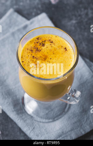 Yogurt con curcuma Foto Stock