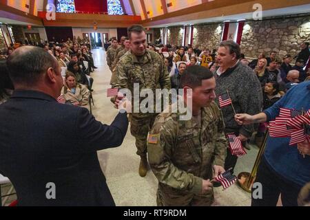 Stati Uniti Pfc dell'esercito. Juan Pineda, centro e SPC. Kamil Polkowski, entrambi con Bravo Azienda in avanti 1, 104th ingegnere vigili del Battaglione, New Jersey Esercito Nazionale Guardia, lungo con soldati provenienti da Bravo Aziende in avanti di 1 e 2, 104th ingegnere vigili del Battaglione, sono presentati bandierine americane da parte dei membri di Hammonton città del consiglio presso il Battaglione la cerimonia di congedo all'Kathedral Event Center a Hammonton, N.J., 1 febbraio 2019. Avanti 1 è la distribuzione a sostegno del funzionamento dello schermo Spartan mentre in avanti 2 è la distribuzione a sostegno di funzionamento inerenti a risolvere. Foto Stock