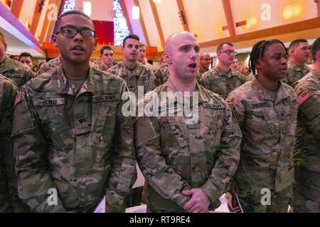 Stati Uniti Esercito Spcs. Antonio Boyd, sinistra, Timothy Brooks, centro e Jovan Childers, insieme con i soldati da Bravo Azienda in avanti 1, 104th ingegnere vigili del Battaglione, New Jersey esercito nazionale Guard, cantare il canto dell'esercito durante la cerimonia di congedo per il bravo Aziende in avanti di 1 e 2, 104th ingegnere vigili del Battaglione, all'Kathedral Event Center a Hammonton, N.J., 1 febbraio 2019. Avanti 1 è la distribuzione a sostegno del funzionamento dello schermo Spartan mentre in avanti 2 è la distribuzione a sostegno di funzionamento inerenti a risolvere. Foto Stock