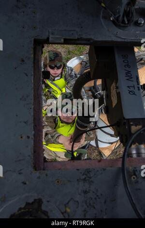 Il personale Sgt. Jose Frias, antenna tecnico di trasporto, 26 porta antenna squadrone, fissare un 2,000-pound pezzo di carico di un UH-60 Black Hawk elicottero volato da soldati dell'esercito Texas Guardia Nazionale, la società C, 2-149 Reggimento di aviazione, durante un carico di imbracatura evento di training del 1 febbraio 2019, a Martindale Army Airfield, San Antonio, TX. L'evento di formazione ha montrato un forza totale del team attivo, Guardia, e riservare servicemembers, maggiore interoperabilità e sviluppato inter-rapporti di servizio. Foto Stock