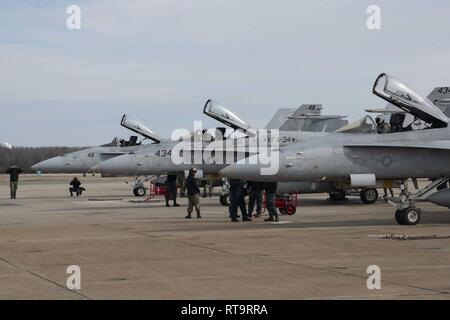 Virginia Beach, VA (1 febbraio 2019) i piloti da Strike Fighter Squadron (VFA) 34 Preparazione al volo l'F/A-18 Hornet per il tempo finale. L'F/A-18 Hornet è entrato in servizio operativo per la flotta nel 1984. Il velivolo della prima missione di combattimento è stato nel 1986 durante il funzionamento El Dorado Canyon e il lascito Hornet ha continuato a servire in tutti i grandi Stati Uniti operazione militare tra cui la guerra del Golfo, guerra irachena, Enduring Freedom, di Iraqi Freedom, inerenti a risolvere e più recentemente ha servito nel 2018 dal ponte di USS Carl Vinson (CVN 70) con Strike Fighter Squadron (VFA) 34 durante la conduzione di pattuglie di navigazione Foto Stock