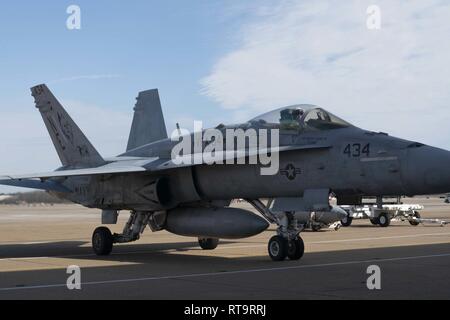 2 Virginia Beach, VA (1 febbraio 2019) La Cmdr. William Mathis, comandante della Strike Fighter Squadron (VFA) 34, taxi aereo 434 all'hangar seguendo il volo finale dell'F/A-18 Hornet. L'F/A-18 Hornet è entrato in servizio operativo per la flotta nel 1984. Il velivolo della prima missione di combattimento è stato nel 1986 durante il funzionamento El Dorado Canyon e il lascito Hornet ha continuato a servire in tutti i grandi Stati Uniti operazione militare tra cui la guerra del Golfo, guerra irachena, Enduring Freedom, di Iraqi Freedom, inerenti a risolvere e più recentemente ha servito nel 2018 dal ponte di USS Carl Vinson (CVN 70) Foto Stock