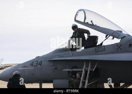 6 Virginia Beach, VA (1 febbraio 2019) La Cmdr. William Mathis, comandante della Strike Fighter Squadron (VFA) 34, esce aeromobile 434 dopo l'ultimo volo del F/A-18 Hornet. L'F/A-18 Hornet è entrato in servizio operativo per la flotta nel 1984. Il velivolo della prima missione di combattimento è stato nel 1986 durante il funzionamento El Dorado Canyon e il lascito Hornet ha continuato a servire in tutti i grandi Stati Uniti operazione militare tra cui la guerra del Golfo, guerra irachena, Enduring Freedom, di Iraqi Freedom, inerenti a risolvere e più recentemente ha servito nel 2018 dal ponte di USS Carl Vinson (CVN 70) con sciopero Fi Foto Stock