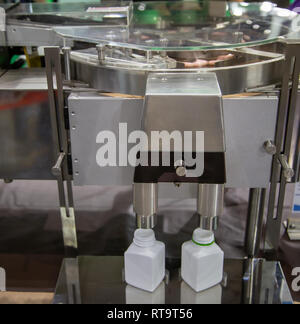 Capsula pillole farmaceutiche il conteggio e la macchina di riempimento Foto Stock