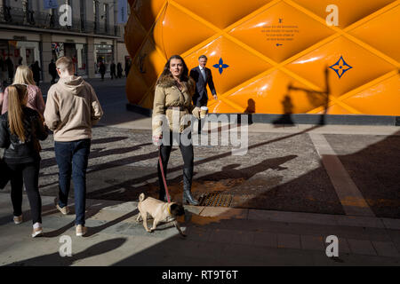 Passanti e temporaneo di accaparramento di rinnovamento del marchio di lusso di Louis Vuitton a New Bond Street, il 25 febbraio 2019, a Londra, in Inghilterra. Foto Stock