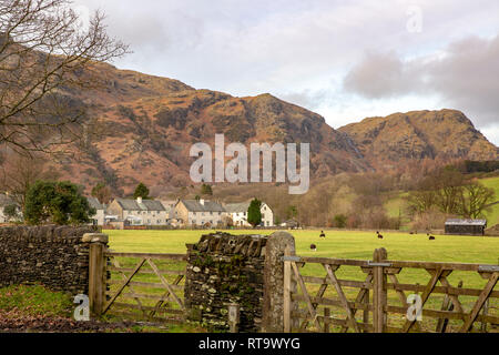 Villaggio di Coniston nel distretto del lago con vista su tutta in pietra a secco e di parete agricoltori porta di legno,Cumbria,l'Inghilterra,UK Foto Stock
