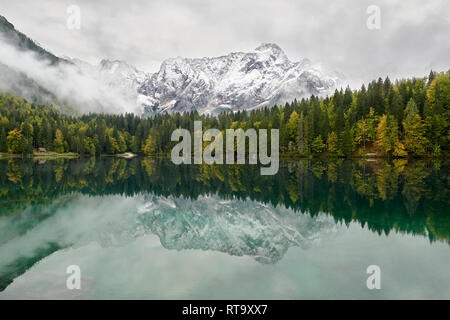 Mangart riflessa nel Lago Superiore, Laghi di Fusine, Friuli, Italia Foto Stock