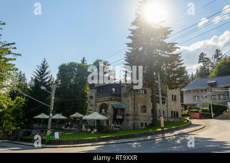 Sinaia, Romania, luglio 13, 2018: turistica rilassante in una terrazza di un caffè nella città di Sinaia, Romania Foto Stock