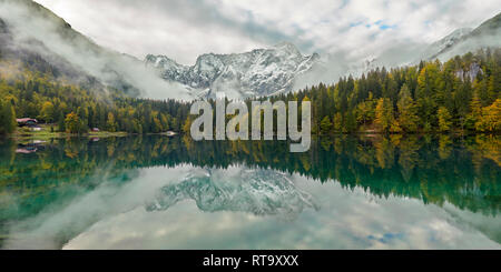 Mangart riflessa nel Lago Superiore, Laghi di Fusine, Friuli, Italia. Vista panoramica Foto Stock