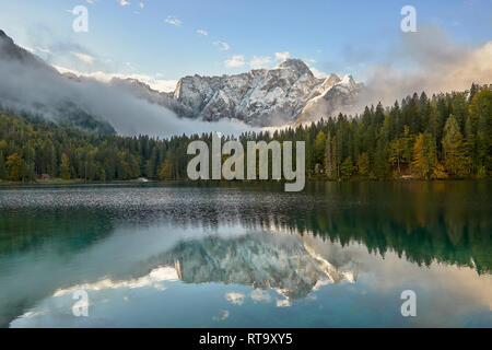 Mangart riflessa nel Lago Superiore, Laghi di Fusine, Friuli, Italia Foto Stock