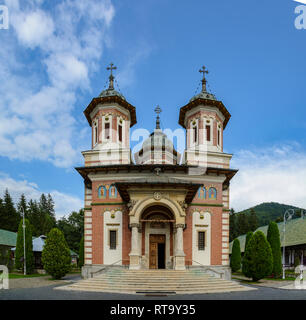 Il Santo Monastero di Sinaia, situato nei pressi del castello di Peles in Sinaia, Romania Foto Stock