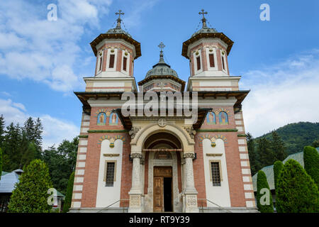 Il Santo Monastero di Sinaia, situato nei pressi del castello di Peles in Sinaia, Romania Foto Stock