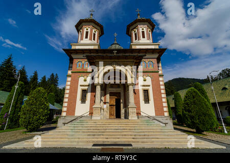 Il Santo Monastero di Sinaia, situato nei pressi del castello di Peles in Sinaia, Romania Foto Stock