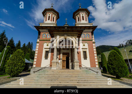 Il Santo Monastero di Sinaia, situato nei pressi del castello di Peles in Sinaia, Romania Foto Stock