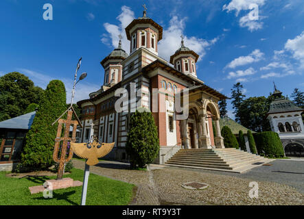 Il Santo Monastero di Sinaia, situato nei pressi del castello di Peles in Sinaia, Romania Foto Stock