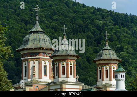 Il Santo Monastero di Sinaia, situato nei pressi del castello di Peles in Sinaia, Romania Foto Stock