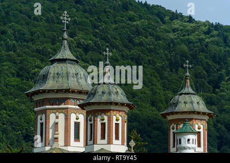 Il Santo Monastero di Sinaia, situato nei pressi del castello di Peles in Sinaia, Romania Foto Stock