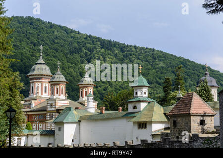 Il Santo Monastero di Sinaia, situato nei pressi del castello di Peles in Sinaia, Romania Foto Stock