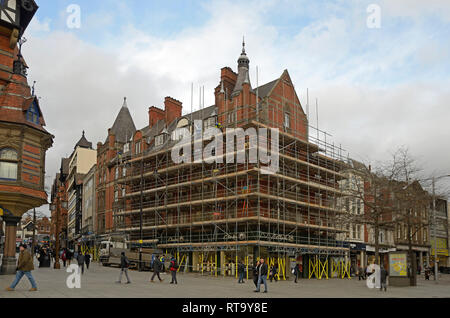 Ponteggio su edificio ad angolo della lunga fila, Nottingham. Foto Stock