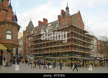 Ponteggio su edificio ad angolo della lunga fila, Nottingham. Foto Stock