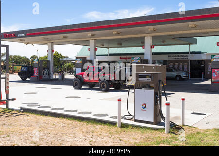 Totale benzina o stazione di benzina e il piazzale antistante con vetture di occupato di rifornimento con carburante e automatica della pompa del combustibile a Melkbosstrand, Costa Ovest, Sud Africa Foto Stock