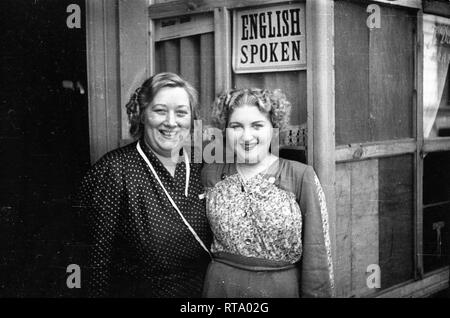 Bar caffetteria proprietari con inglese parlato segno sulla loro cafe a Bruxelles Belgio Settembre 1944 dopo la liberazione dai Tedeschi durante il WW2 Foto Stock