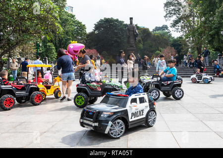 Bambini che giocano in auto elettrica in uno spazio pubblico vicino a Hanoi il Palazzo dei Bambini, Hanoi Old Quarter, Hanoi, Vietnam Asia Foto Stock