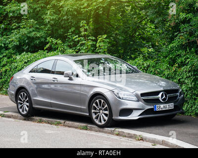 STUTTGART, Germania - 7 SET 2017: vista anteriore del lusso Mercedes-Benz CLS 350d Klass dettagli su parcheggiato su una città europea street al tramonto Foto Stock