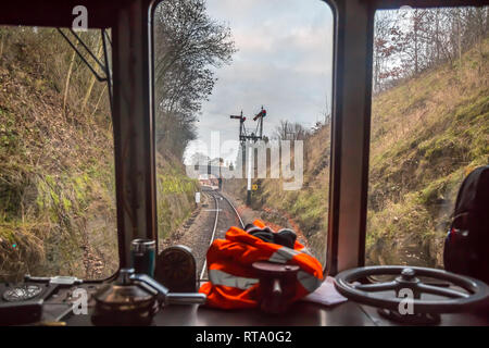 Vista della pista e dei segnali dal cockpit del conducente del treno diesel attraverso la finestra del treno mobile sulla Severn Valley Railway, in avvicinamento alla stazione ferroviaria vintage di Arley. Foto Stock