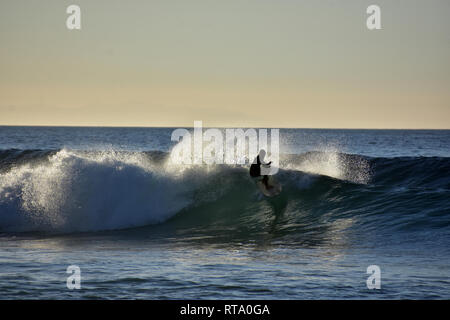 Surfers sull'Atlantico oceano onde a la pared su Fuerteventura isole Canarie in Spagna Foto Stock