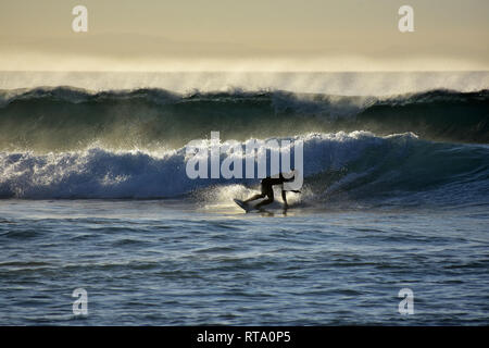 Surfers sull'Atlantico oceano onde a la pared su Fuerteventura isole Canarie in Spagna Foto Stock
