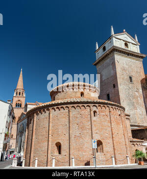 La storica Rotonda di San Lorenzo in Piazza delle Erbe a Mantova, Italia. Foto Stock
