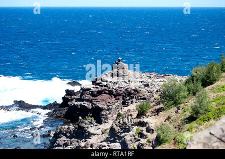 Robusto litorale con le onde del mare Foto Stock