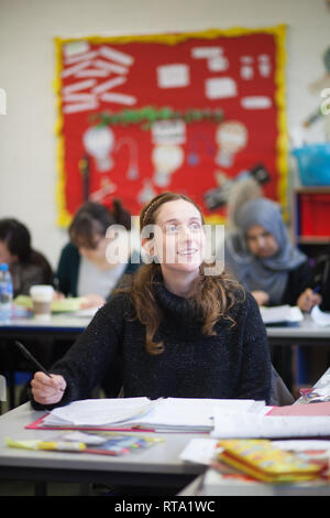 Adulti in una ulteriore istruzione college per studiare la custodia dei bambini Foto Stock