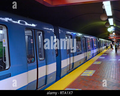 MONTREAL - Maggio 2013: Montreal ha uno del mondo più silenzioso dei sistemi della metropolitana, come i treni viaggiano su ruote in gomma su rotaie di acciaio. Foto Stock