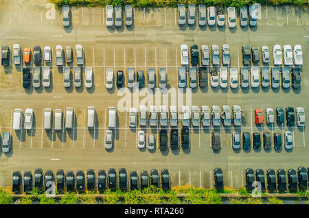Vista da sopra drone vuoto parcheggi, vista aerea Foto Stock