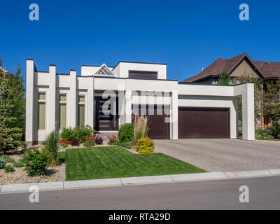 Casa di lusso a giornata di sole a Calgary, Canada. Preso da esterno su una giornata di sole. Ogni casa ha passo carraio e garage sul fronte della casa. Moderno. Foto Stock