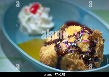 Fritto gelato al cioccolato topping e salsa di fragole Foto Stock