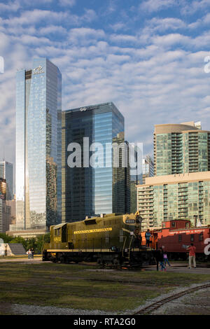 TORONTO, Ontario, Canada - 25 giugno 2018: persone in visita all'aperto Canadian National Railway Museum in primo piano con edifici per uffici in backgro Foto Stock