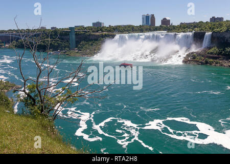 NIAGARA Falls, Ontario, Canada - 25 giugno 2018: American Falls e il famoso Hornblower tour in barca indimenticabile esperienza Foto Stock