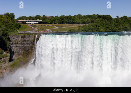 NIAGARA Falls, Ontario, Canada - 25 giugno 2018: Cascata a ferro di cavallo in estate, Vista del lato americano Foto Stock