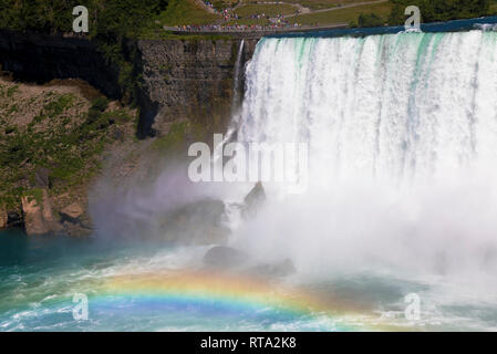 NIAGARA Falls, Ontario, Canada - 25 giugno 2018: Spettacolare rainbow a ferro di cavallo caduta del Niagara Falls complessa Foto Stock